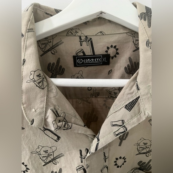 Men’s Medium Button Up Short Sleeve Shirt - Picture 4 of 5